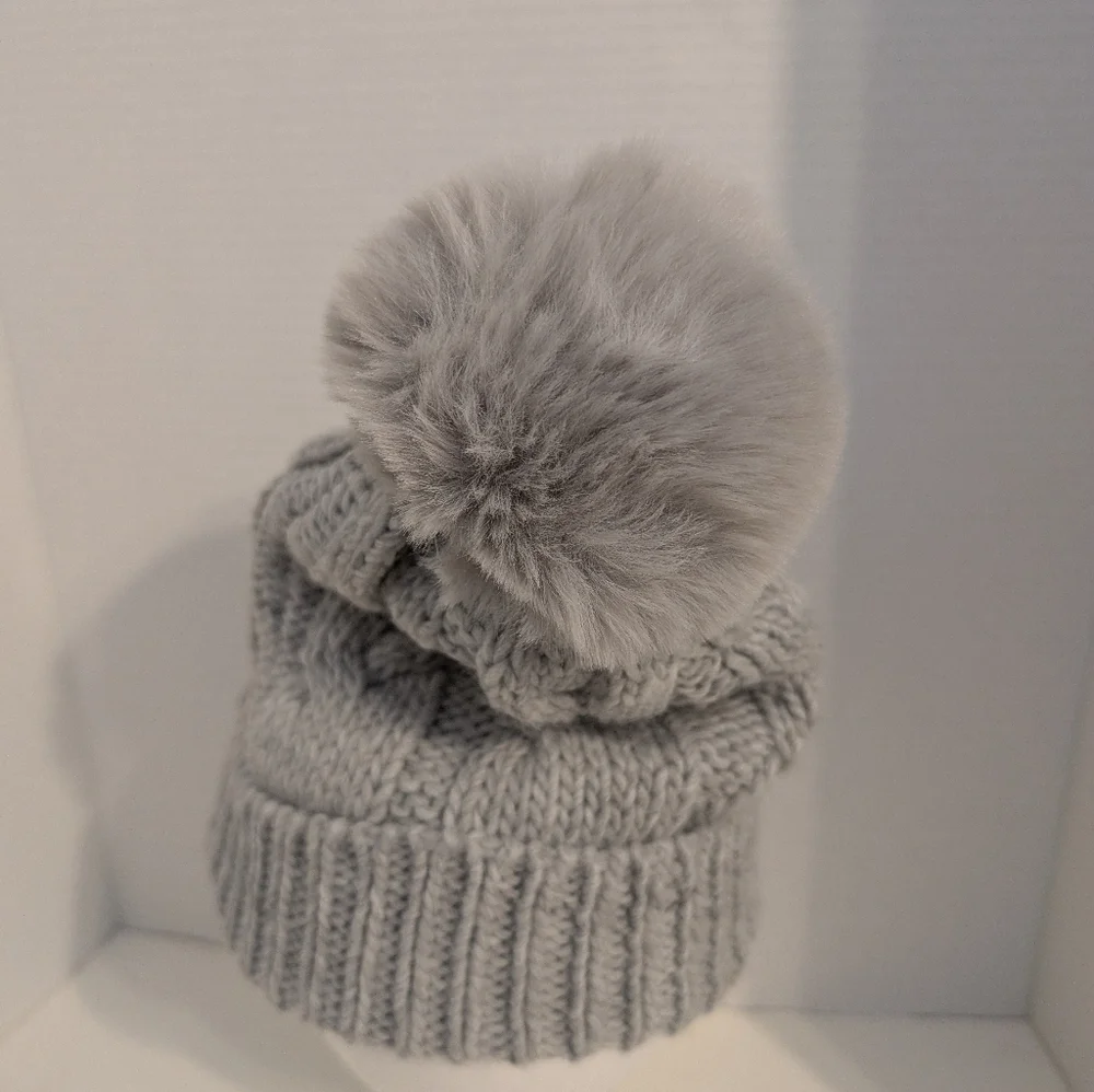 Steve Madden Cable Knit Fold over Gray Beanie‎ lined in Faux Fur with Pom NWOT